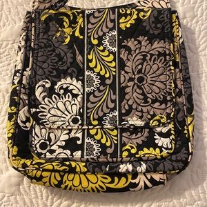 In great used condition Vera Bradley messenger bag!